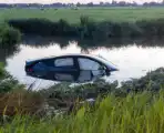 Auto belandt in water na crash
