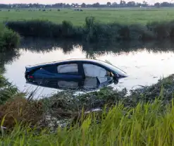 Auto belandt in water na crash