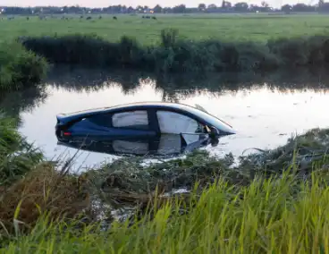 Auto belandt in water na crash