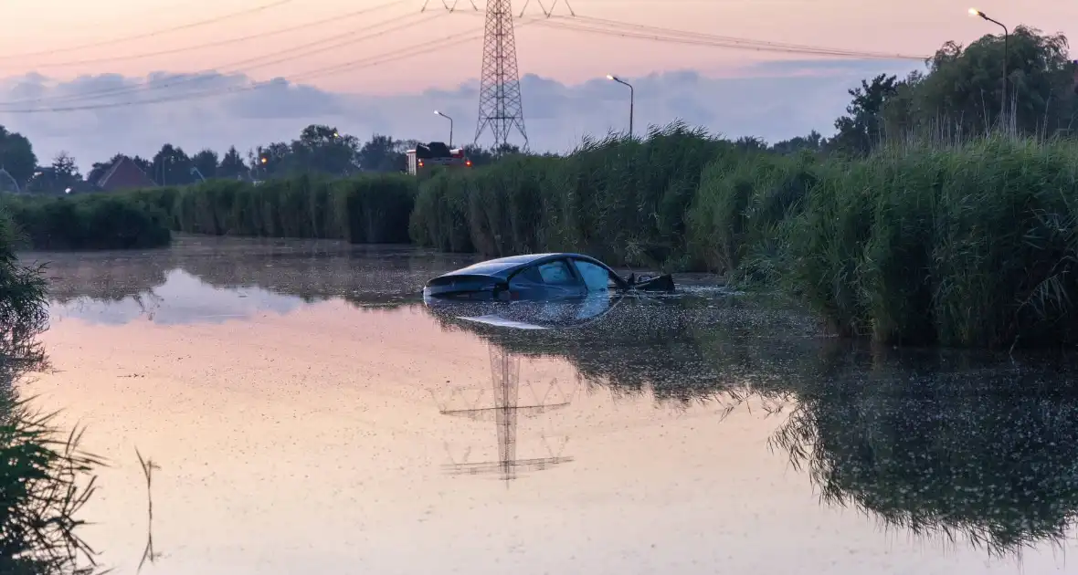 Auto belandt in water na crash - Foto 5