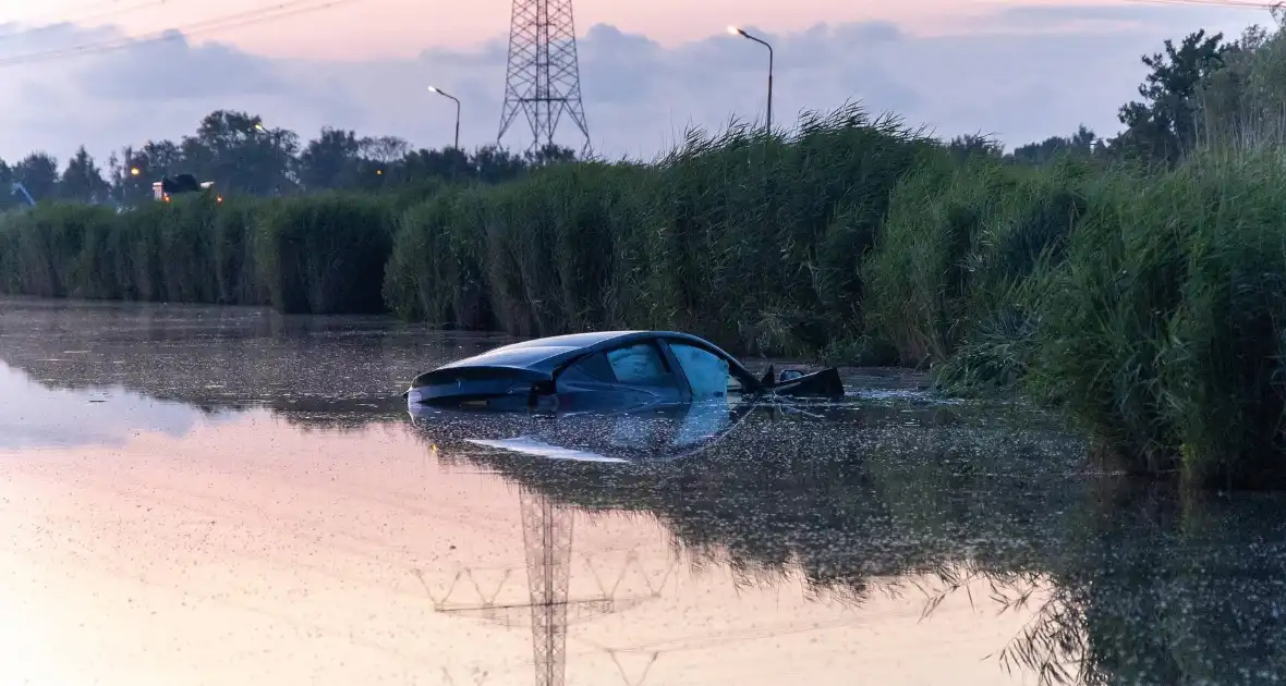 Auto belandt in water na crash - Foto 6