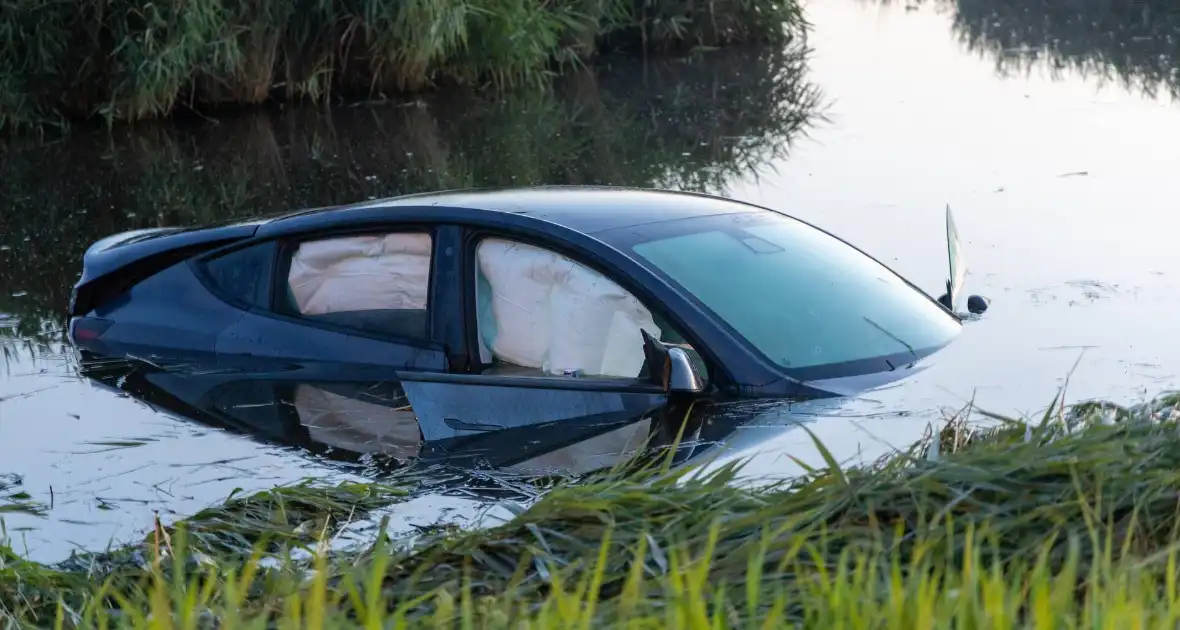 Auto belandt in water na crash - Foto 9