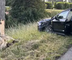 Bestuurder valt in slaap en botst tegen boom