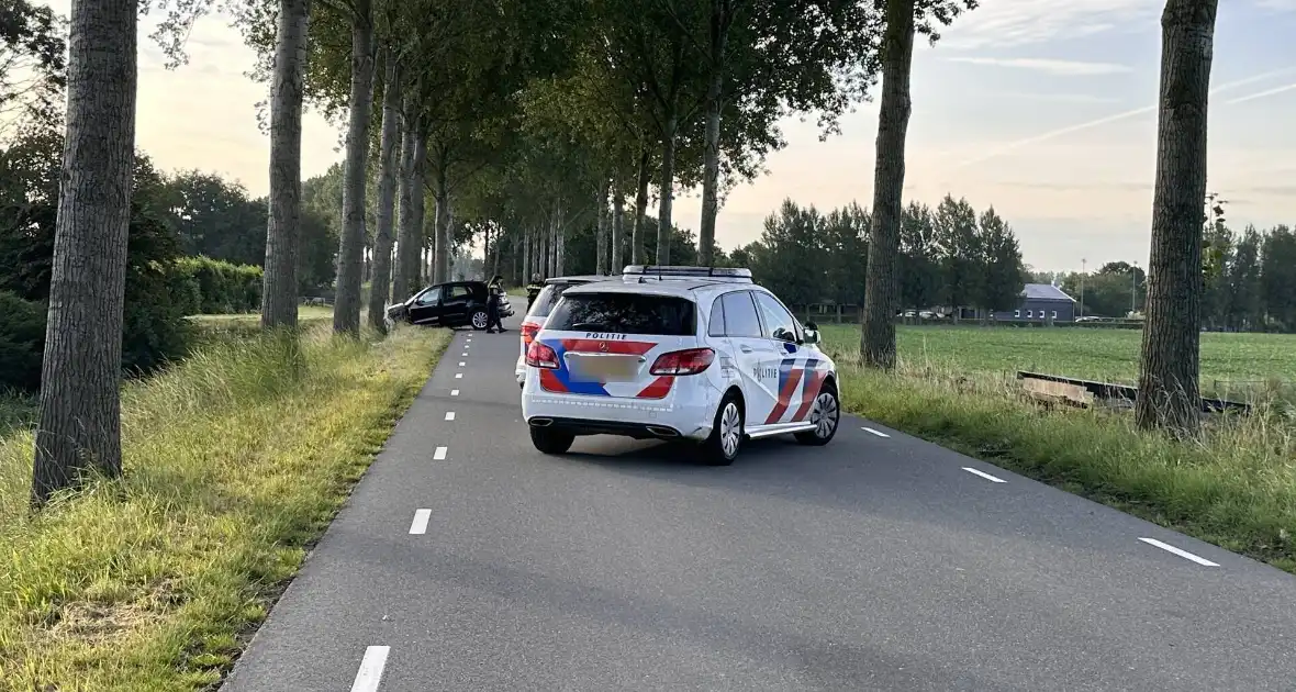 Bestuurder valt in slaap en botst tegen boom - Foto 1