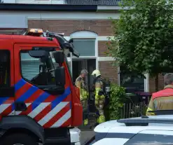 Bewoners blussen brandende heg