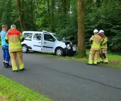 Kleine bestelbus botst tegen boom