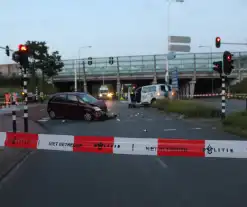 Twee gewonden bij aanrijding tussen taxibus en personenauto