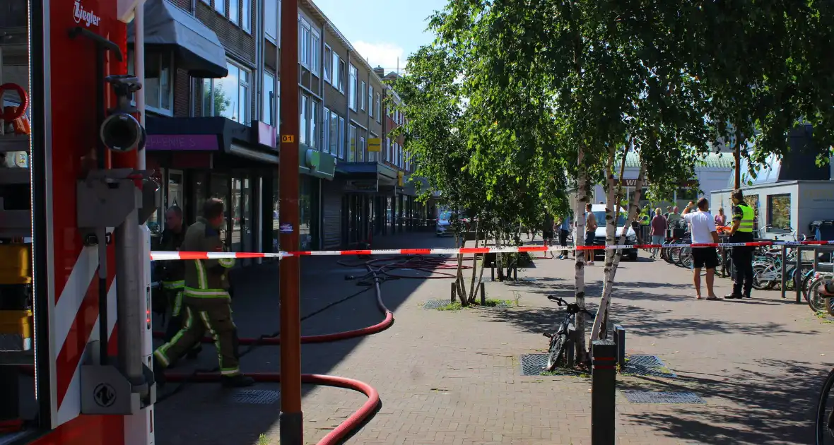 Hulpdiensten groots ingezet voor brandende werkplaats bij fietsenwinkel - Foto 1