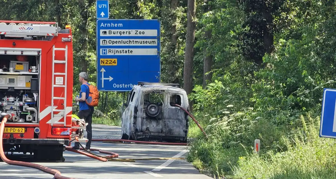 Terugkerende vakantieganger ziet elektrische bus in vlammen opgaan - Foto 4