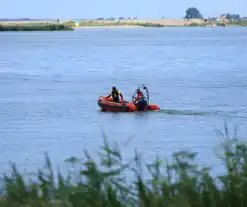 Hulpdiensten groots ingezet voor gevallen persoon uit boot