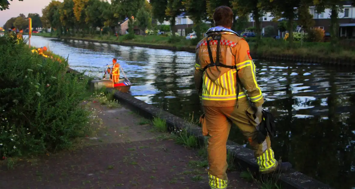 Brandweer haalt overleden ree uit het water - Foto 6