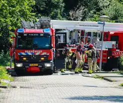 Brandweer blust brand in dak van woning