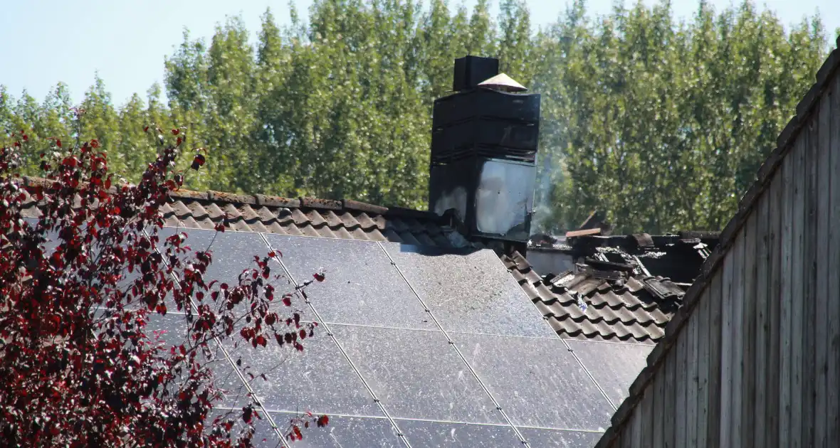 Brandweer blust brand in dak van woning - Foto 1