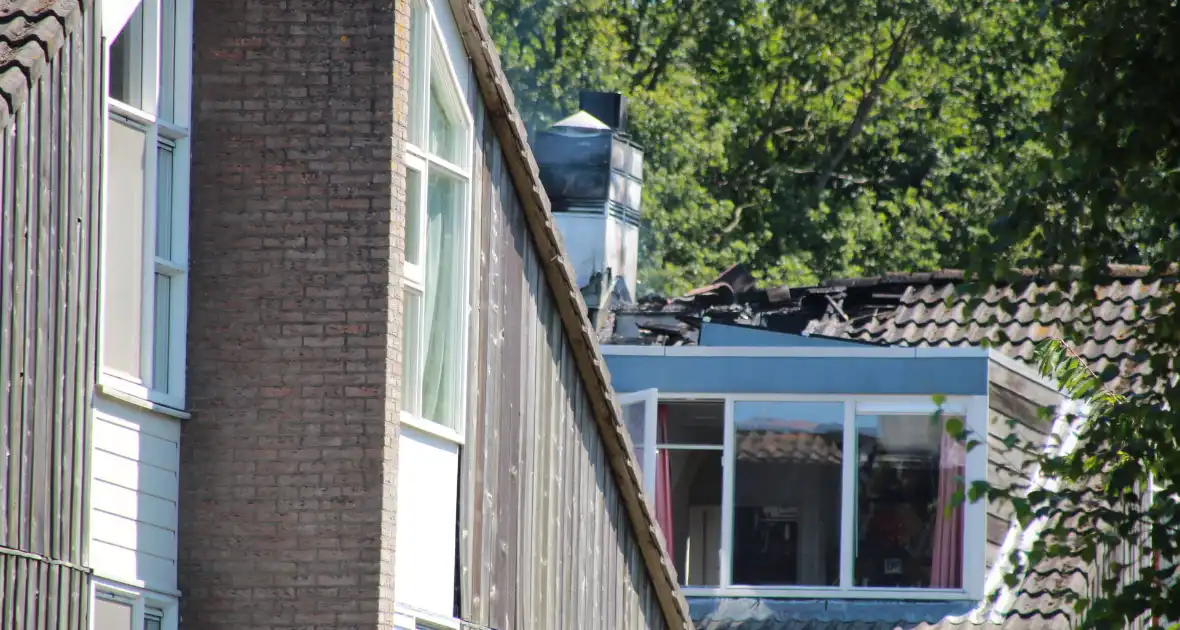 Brandweer blust brand in dak van woning - Foto 4