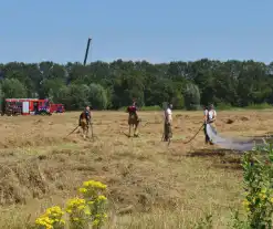 Brandweer groots ingezet voor brand op akker