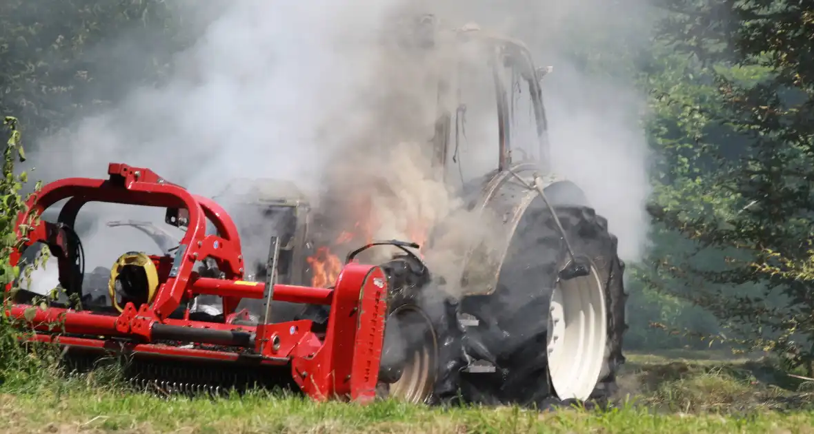 Landbouwvoertuig volledig verwoest door brand - Foto 2