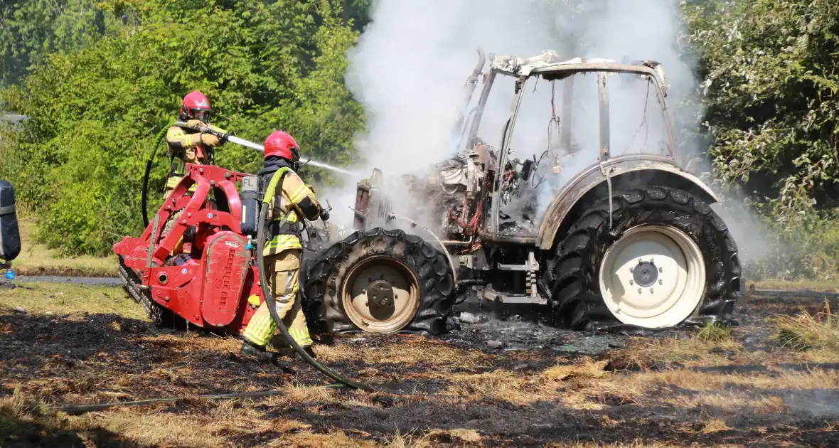 Landbouwvoertuig volledig verwoest door brand - Foto 7