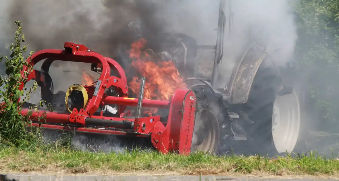 Landbouwvoertuig volledig verwoest door brand - Foto 8