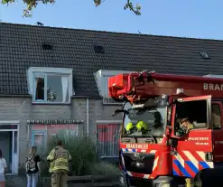 Brandweer haalt kat van dak met hoogwerker