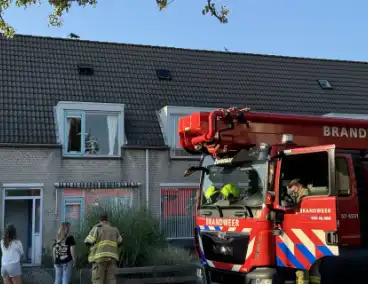 Brandweer haalt kat van dak met hoogwerker