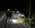 Auto zwaar beschadigd na crash tegen boom