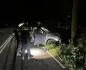 Gewonde en auto zwaar beschadigd na crash tegen boom