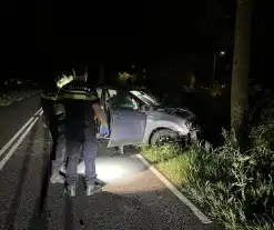 Gewonde en auto zwaar beschadigd na crash tegen boom