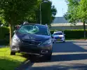 Fietser knalt op voorruit auto