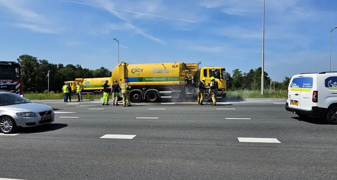 Brandweer ingezet voor brandende vuilniswagen - Foto 1