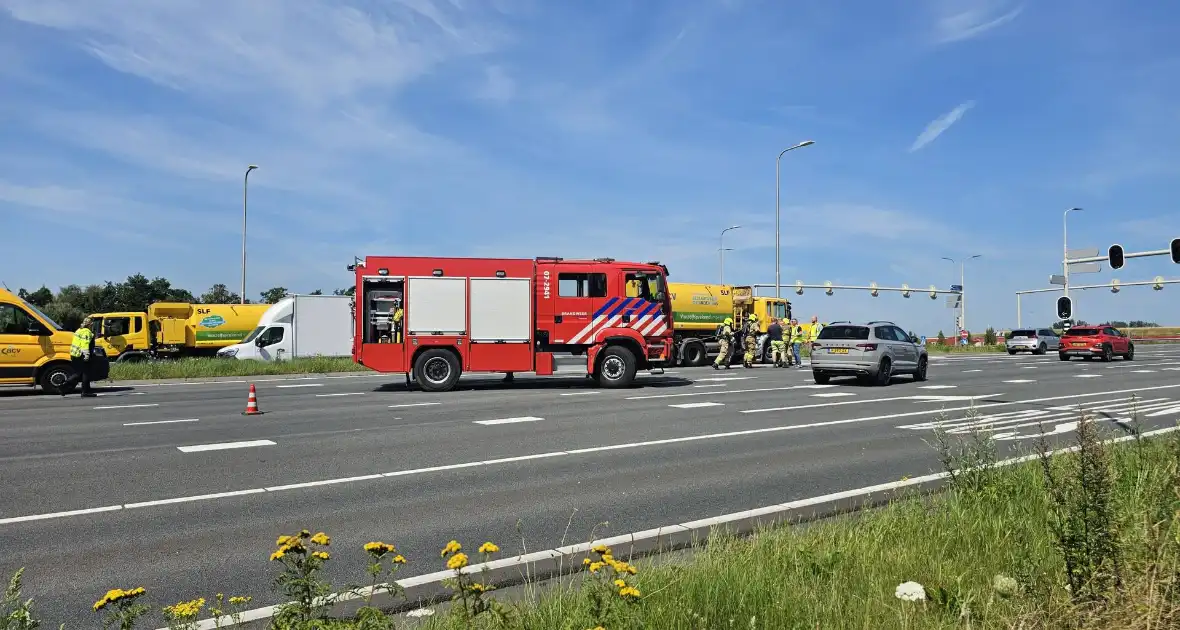 Brandweer ingezet voor brandende vuilniswagen - Foto 2