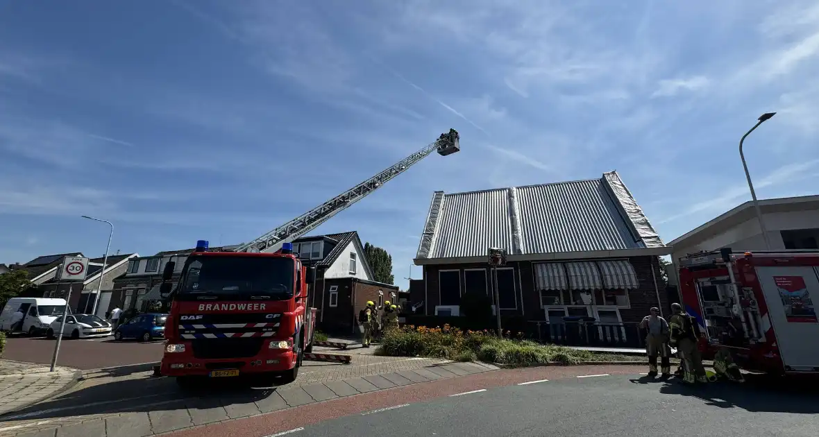 Brandweer ingezet voor brand in dak bij woning