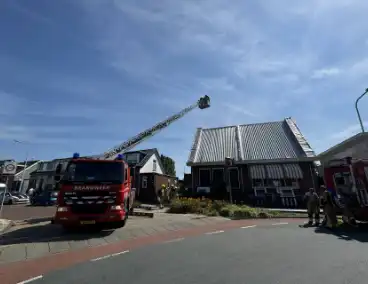 Brandweer ingezet voor brand in dak bij woning