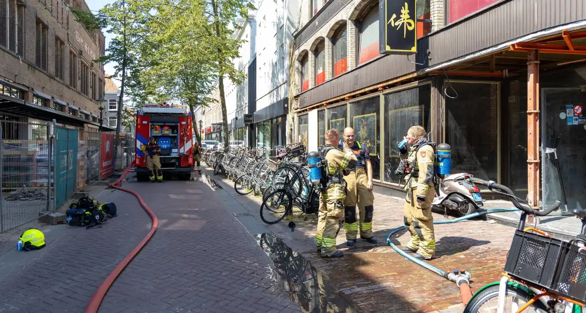 Brandende bouwmaterialen in binnenstad - Foto 1