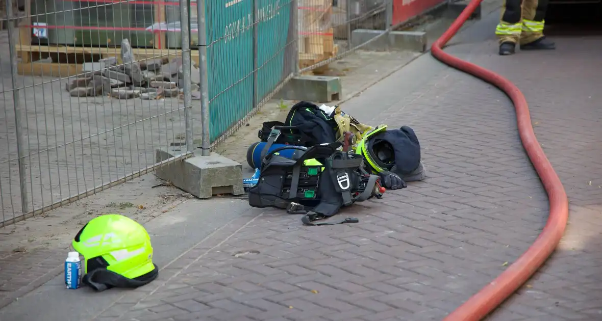 Brandende bouwmaterialen in binnenstad - Foto 2