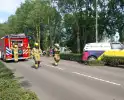 Elektrische bedrijfsbus raakt van de weg en belandt tegen boom