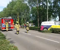 Elektrische bedrijfsbus raakt van de weg en belandt tegen boom