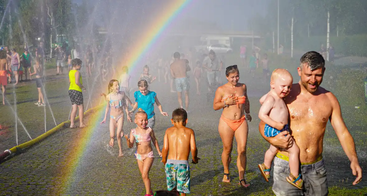 Waterfestijn zorgt voor veel plezier en afkoeling - Foto 11