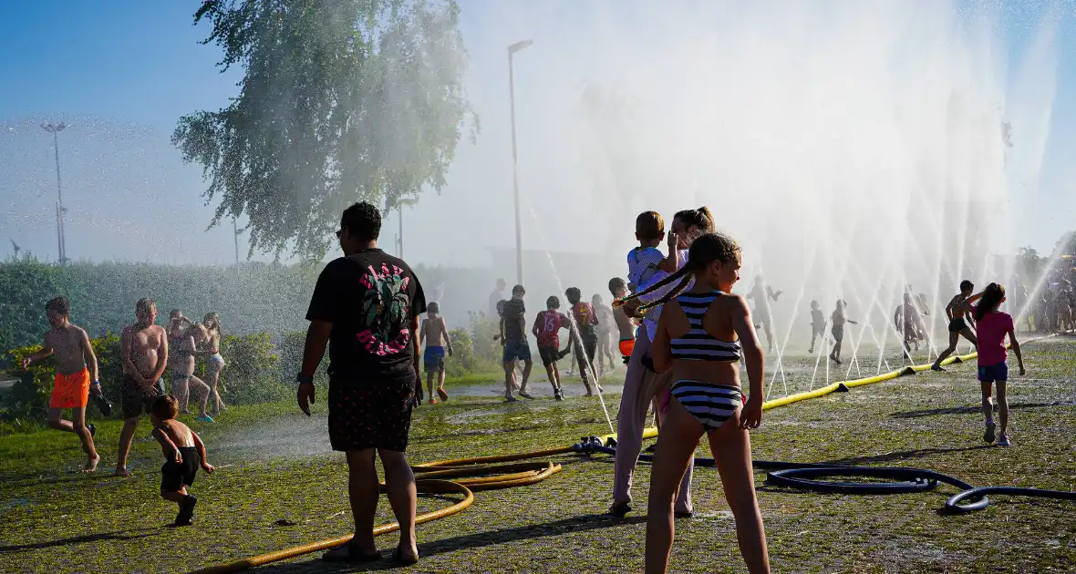 Waterfestijn zorgt voor veel plezier en afkoeling - Foto 5