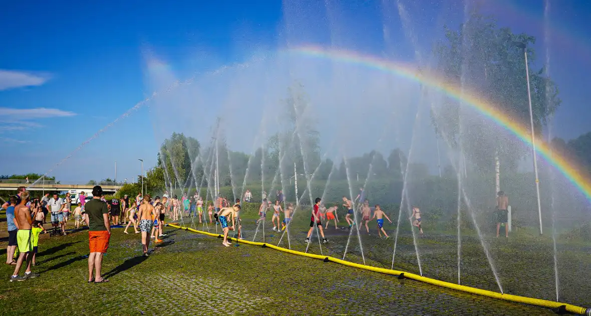 Waterfestijn zorgt voor veel plezier en afkoeling - Foto 8