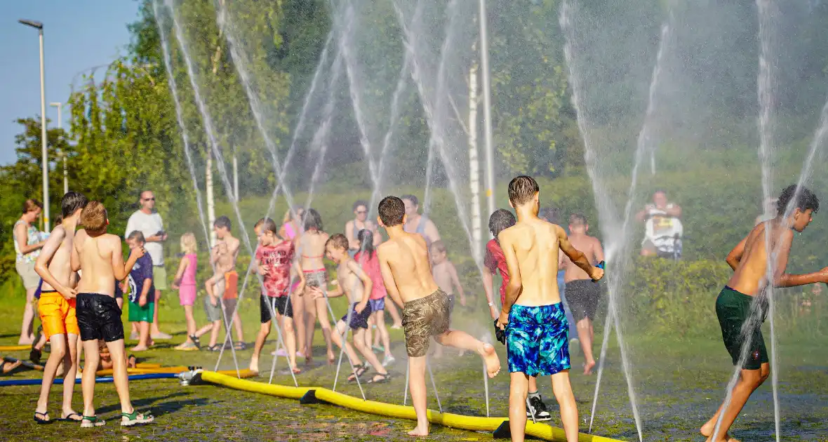 Waterfestijn zorgt voor veel plezier en afkoeling - Foto 9