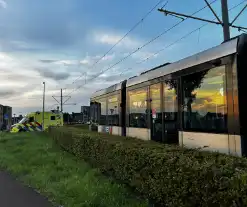 Scooterrijder zwaargewond bij aanrijding met tram