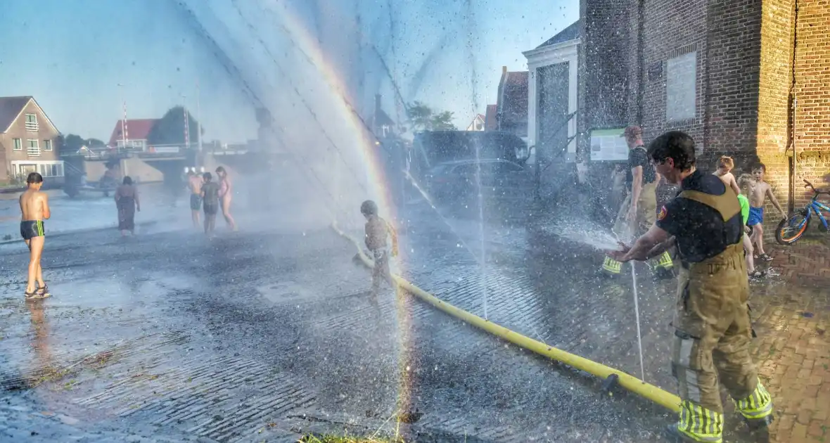 Brandweer zorgt voor verkoeling en plezier - Foto 2