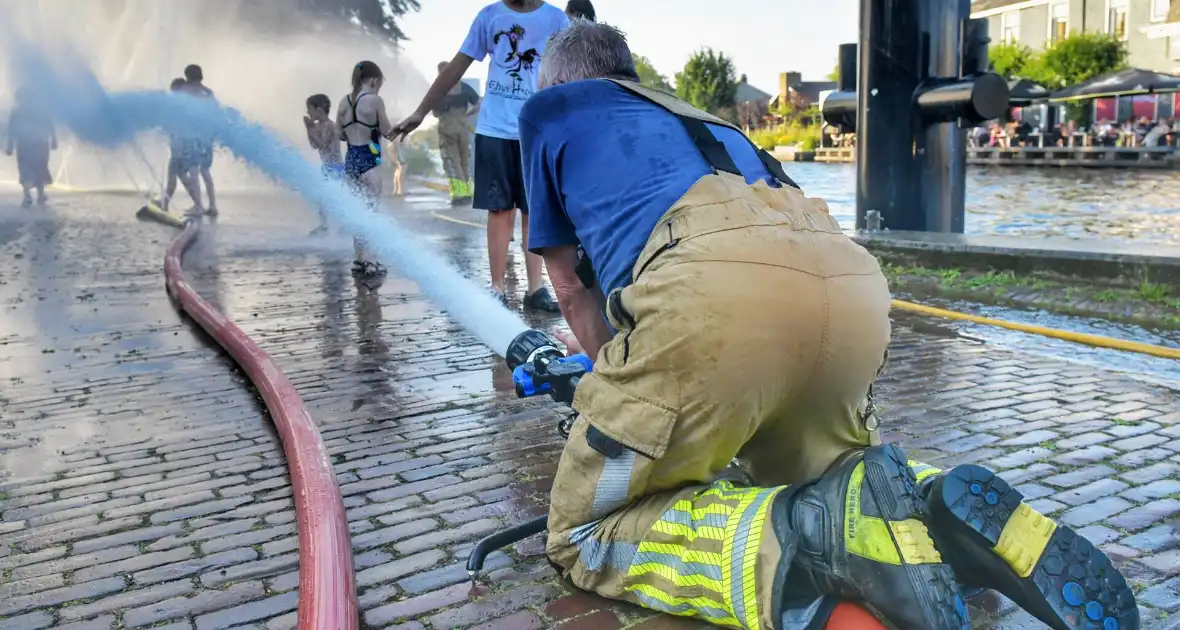 Brandweer zorgt voor verkoeling en plezier - Foto 3