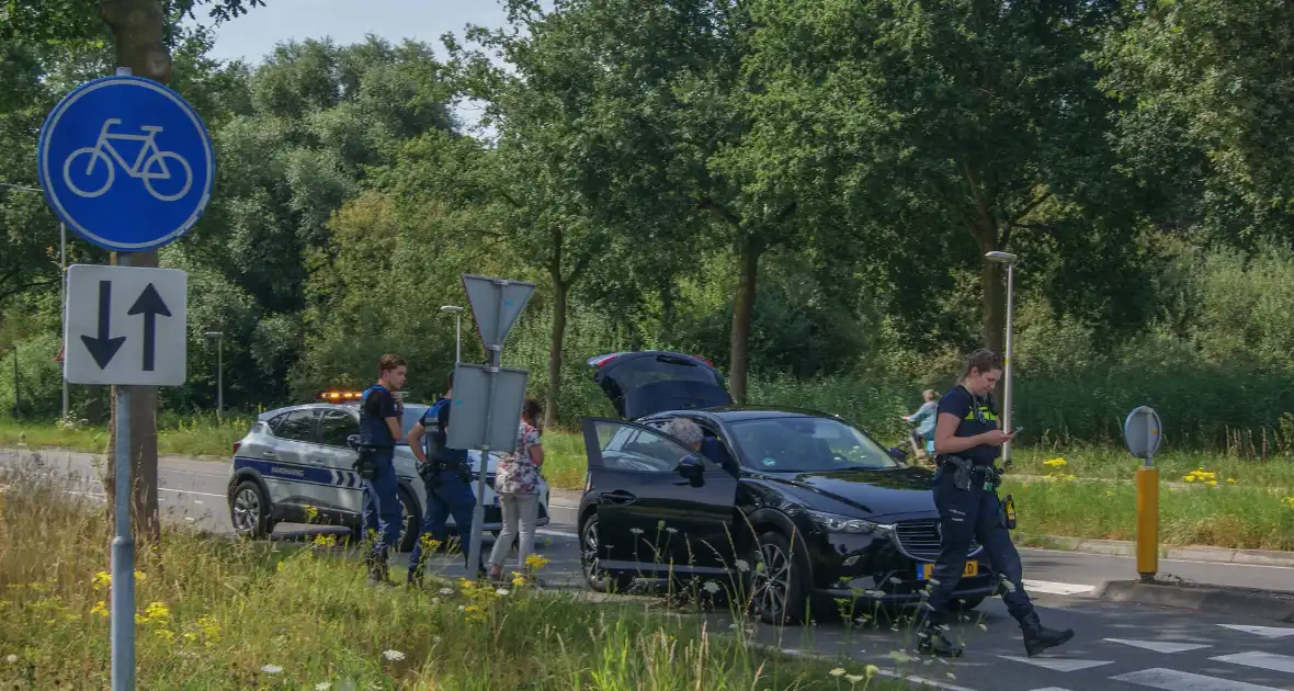 Fietser en automobilist met elkaar in botsing op rotonde