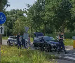 Fietser en automobilist met elkaar in botsing op rotonde