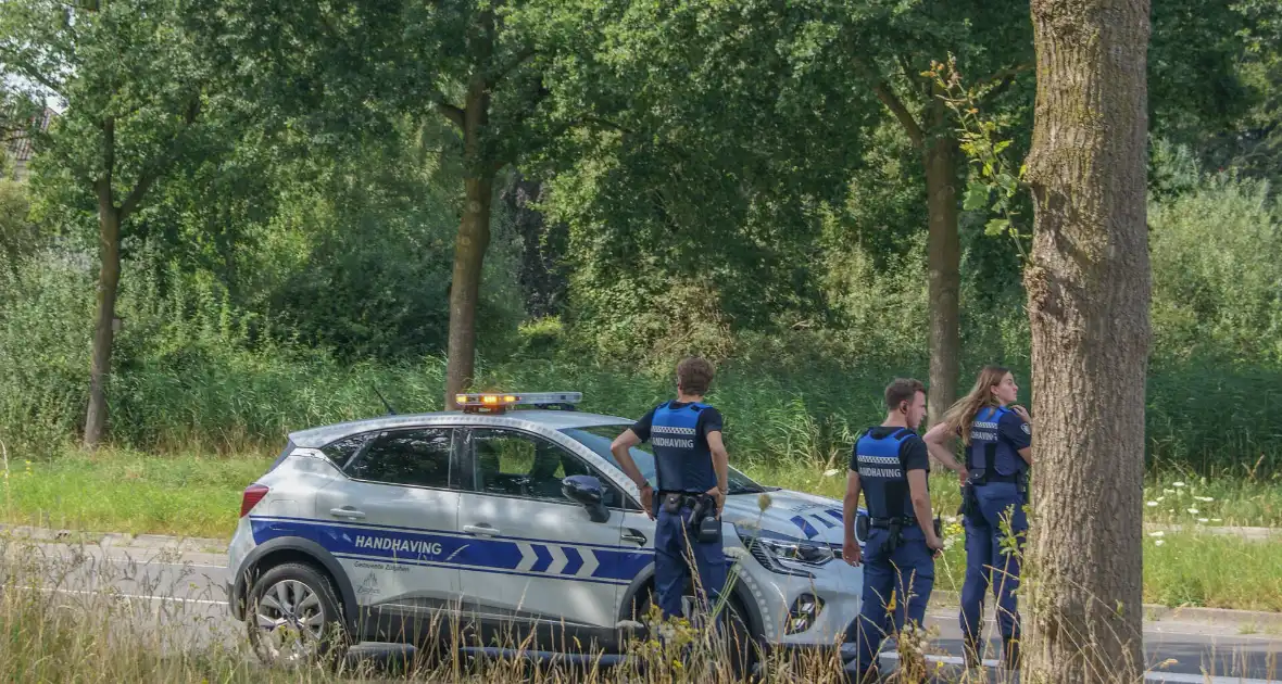 Fietser en automobilist met elkaar in botsing op rotonde - Foto 1