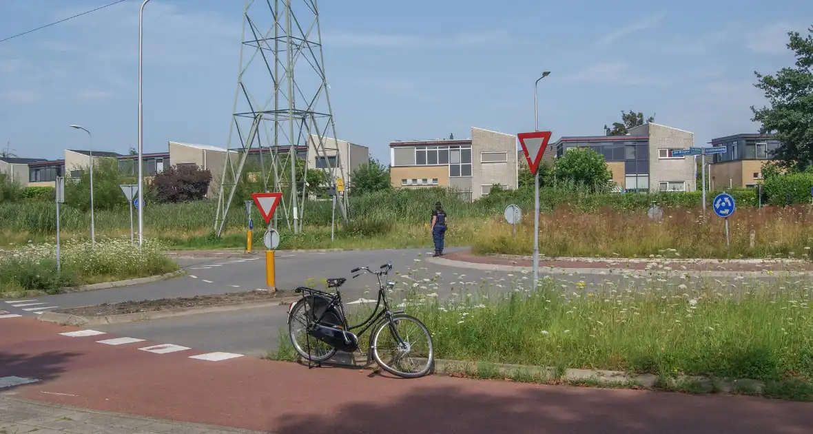 Fietser en automobilist met elkaar in botsing op rotonde - Foto 2