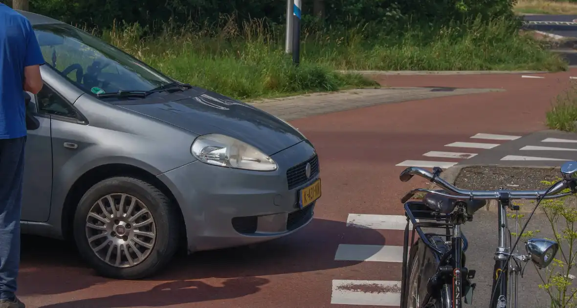 Fietser en automobilist met elkaar in botsing op rotonde - Foto 3