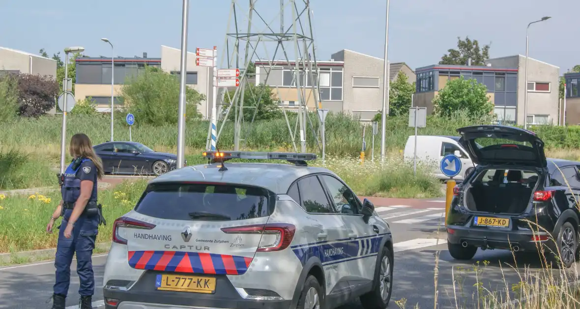 Fietser en automobilist met elkaar in botsing op rotonde - Foto 5