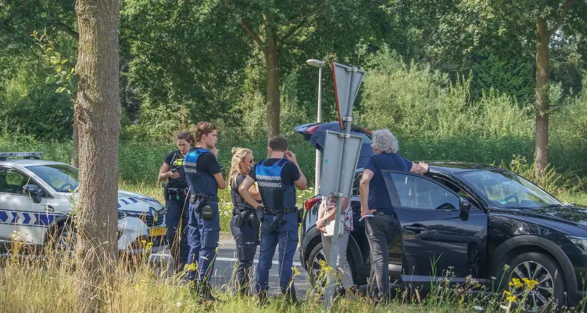 Fietser en automobilist met elkaar in botsing op rotonde - Foto 6